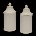 Par de potes de farmácia em cerâmica da manufatura nacional Luiz Salvador, Itaipava. Formato cilíndrico e liso, de cor bege. 27 x 12 cm. Peças sem uso.