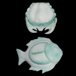 Conjunto de duas peças para servir em cerâmica artesanal da manufatura nacional Luiz Salvador, Itaipava. Superficie branca com detalhes em verde, sendo: 1 caranguejo (9 x 20 x 19 cm com leve bicado) e 1 peixe (12 x 30 x 25 cm). Marca da manufatura no verso. Peças sem uso.