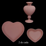 Conjunto de seis peças em cerâmica artesanal da manufatura nacional Luiz Salvador, Itaipava. Apresenta formato de coração na cor rosa, sendo: 2 castiçais (17 x 10 cm), 2 pratos (4 x 25 x 25 cm) e 2 bowls (5 x 14 x 16 cm). Marca da manufatura no verso. Peças sem uso.