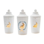 Conjunto constando de três biscoiteiras em cerâmica artesanal da manufatura nacional Luiz Salvador, Itaipava. Apresenta fundo de superficie branca com reserva central com coelhos dourados. Decoração temática de Páscoa, pintada a mão. Marca da manufatura no verso. Peças sem uso. 19 x 8 cm.