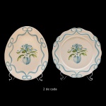 Conjunto de 4 peças para servir, em cerâmica artesanal da manufatura nacional Luiz Salvador, Itaipava. Apresenta fundo de superficie neutra com decoração de lírios do vale e guirlandas, predominando a cor azul, sendo: 2 sousplat circular (28 cm) e 2 travessas ovais (30 x 23 cm). Pintados a mão. Marca da manufatura no verso. Peças sem uso.