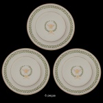 Conjunto com seis sousplat em cerâmica artesanal da manufatura nacional Luiz Salvador, Itaipava, Rio de Janeiro. Apresenta fundo de cor clara decorado com uma abelha central e uma guirlanda de flores na cor verde. Borda circular com gregas no formato de guirlanda. Pintados a mão. Marca da manufatura no verso. Peças sem uso. 27 cm.