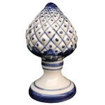 Pinha decorativa em cerâmica artesanal da manufatura nacional Luiz Salvador, Itaipava. Apresenta pintura tradicional portuguesa ou colonial caracterizada pelo uso predominante de azul cobalto sobre fundo branco. As pinhas são valorizadas pelo seu design artesanal e simbologia geralmente associadas a hospitalidade e prosperidade. Marca da manufatura no verso. Peças sem uso. 24 x 12 cm.