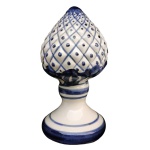 Pinha decorativa em cerâmica artesanal da manufatura nacional Luiz Salvador, Itaipava. Apresenta pintura tradicional portuguesa ou colonial caracterizada pelo uso predominante de azul cobalto sobre fundo branco. As pinhas são valorizadas pelo seu design artesanal e simbologia geralmente associadas a hospitalidade e prosperidade. Marca da manufatura no verso. Peças sem uso. 24 x 12 cm.