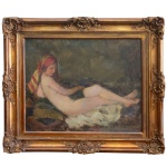 Escola Espanhola. Séc. XIX - Figura Nua com Lenço. Óleo s/ tela. Ass. cid. 43 x 54 cm (MI). 61 x 72 cm (ME). Ass. com as iniciais C.W. provavelmente correspondem ao nome do artista (ou ao pseudônimo que ele usava). O número 72 é quase certamente o ano de execução: 1872. É uma forma comum de assinatura no século XIX (iniciais + dois últimos dígitos do ano). O estilo da obra é típico da segunda metade do século XIX: academicismo / romantismo com toques orientalistas. A modelo está reclinada em uma paisagem natural (folhagem escura ao fundo), com lenço colorido na cabeça (vermelho com listras amarelas e detalhes), torso nu, pano verde na região pélvica e tecido branco sob o corpo. Esse tipo de composição (odalisca ou nu ao ar livre) era muito popular na Europa entre 1850-1880. Moldura em madeira entalhada e dourada,