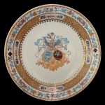 CHINA, Companhia das Índias. Período Qianlong. Prato em porcelana chinesa de Exportação Armorial. Apresenta Brasão de Armas ao provavelmente de Família nobre europeias. Pinturas detalhadas em dourado e outras cores sobre fundo claro. 26 cm.