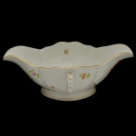 HEREND  Elegante molheira de forma navicular em porcelana húngara, ornamentada em policromia floral e filetes a ouro. Marcas da manufatura sob as bases 8 x 24 x 17 cm.