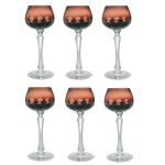 Conjunto de 6 copos de pé alto em cristal da Boêmia. Apresentam bojos de formato ballon, de cor âmbar fumê, realçados por pequenas janelas circulares. Hastes facetadas e levemente arqueadas, realçadas por anelados, e apoiadas em bases circulares lisas. 21 cm.