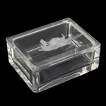 Caixa retangular em grosso cristal liso, possivelmente veneziano, com tampa ornamentada com cena acetinada representando gondoleiro. 4 x 11 x 9 cm.