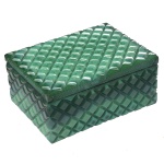 Caixa retangular em grosso cristal de cor verde folha, inteiramente ornamentada por sulcos retos e entrecruzados em xadrez formando cubos em alto relevo. Borda da tampa com friso realçado por pequenos adornos repetidos. 5 x 12 x 10 cm.