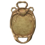 Travessa Art Nouveau em pewter polido, de formato ovalado, moldado no formato de caranguejo com fundo liso granulado. Extremidades ornadas com pinças e partes do animal. Marca desgastada sob a base. 50 x 30 cm.