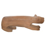 ARTE REGIONAL BRASILEIRA  Escultura em madeira maciça representando onça meio agachada. Assinada SAC. 45 x 128 x 25 cm. Pequeno reparo na perna esquerda.