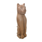 ARTE REGIONAL BRASILEIRA  Escultura em madeira maciça representando gato sentado. Assinada MMC e inscrições na base. 95 x 27 x 24 cm.