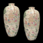 Par de vasos de formato oval alongado, em porcelana chinesa policromada e dourada. Bojos abaulados, ornamentados por cenas palacianas com figuras, sobre paisagens campestres com animais. Gargalos curtos com bordas reviradas. Bases retraídas. Marcas apócrifas do Reinado Qianlong sob as bases. 30 x 23 cm.
