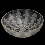 RENE LALIQUE, France - Bowl em cristal francês liso, ornamentado em leve relevo por folhas de dente-de-leão. Sob a base, marca da manufatura. Assinado no fundo. 9 x 14 cm.