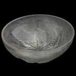 RENE LALIQUE, France - Bowl em cristal francês liso, ornamentado em leve relevo por folhagens largas. Sob a base, marca da manufatura. Assinado na base. 9 x 24 cm.