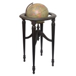 Globo terrestre, apresentando informações geográficas referentes aos continentes, países e cidades. Suporte em madeira apoiado em pernas retilíneas e torneadas, reunidas à meia atura por travessões recurvos com apoio inferior para o globo. 113 x 45 cm.