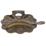 Cata migalhas chinesa de mesa, em madeira, no formato de leque com laca preta, profusamente ornamentado por adornos florais policromados. Acompanha Escova curva com cerdas naturais projetada para se ajustar ao contorno da bandeja.