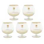 Conjunto de 6 copos para Cognac em cristal. Apresentam bojos globulares, decorados a ouro por filetes nas bases, encimados pelo monograma N sob coroa. Hastes curtas e retas sobre pés circulares lisos. 12 x 10 cm.