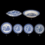 Conjunto de peças para servir em porcelana inglesa. Apresenta decoração em esmalte de tom azul cobalto sobre fundo branco no padrão conhecido como Pombinhos. Marcas de várias manufaturas diferentes no verso das peças. Constando de: 1 Saladeira (8 x 34 x 26 cm),1 Sopeira (10 x 32 x 19 cm), 8 pratos rasos (23 cm), 6 pratos rasos (23 cm), 5 pratos fundos (23 cm), 1 Prato para arroz (28 cm), 3 xícaras com pires (6 x 11 cm / 15 cm), 12 xícaras com pires (6 x 11 cm / 14 cm), 2 xícaras com pires (6 x 9 cm / 10 cm), 3 xícaras com pires (6 x 11 cm / 14 cm), 1 Açucareiro (10 x 14 cm), 1 Bowl (7 x 14 cm), 5 pratos p/ pão (18 cm), 4 pires fundo (3 x 16 cm), 4 pires (14 cm)3 pires (14 cm), 3 pires (15 cm). 4 pires (15 cm), 1 Pires fundo (3 x 15 cm), 2 pratos (18 cm), 2 pratos (16 cm / 1 com bicado)