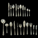 Faqueiro em metal prateado da manufatura nacional ........Constando de 119 peças, sendo: 12 garfos grandes, 12 facas grandes, 12 colheres p/ sopa, 12 garfos p/ sobremesa, 12 facas p/ sobremesa, 12 colheres p/ sobremesa, 12 garfos p/ peixe, 12 facas p/ peixe, 12 colheres p/ chá, 12 colheres p/café e 11 talheres p/ servir.
