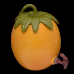 Weiss, Brasil - Original recipiente para suco em cerâmica no formato de laranja encimada por folhas com alça. Bojo globular apresentando pequena torneira à frente. 30 x 20 cm.