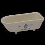 Porta sabonete de cerâmica vintage no formato de uma banheira em miniatura. Peça comemorativa criada em 1982 para comemorar o 75º. Aniversário do The Plaza Hotel em Nova York. Apresenta o logotipo IP e a inscrição 75th Anniversary. 6 x 18 x 8 cm.