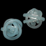 Pendant de esculturas de formato tubular em cristal de cor azul ornamentada por pó de ouro e construída com entrelaçados anelados. 6 x 9 cm.