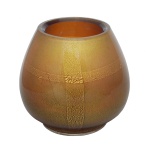 Vaso em vidro artístico de Murano de formato cônico, decorado em tonalidades de cor dourada, finamente granuladas. Apresenta bojo realçado por faixas verticais entrecortadas por barra horizontal, acompanhando a mesma tonalidade, porém com granulações maiores. 14 x 10 cm.