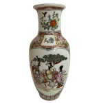 Vaso Chinês em Porcelana Famille Rose. Cena Figurativa. C. 19501980 - Elegante vaso em porcelana chinesa, de formato clássico ricamente decorado em policromia no tradicional estilo Famille Rose, apresenta cenas figurativas com personagens em ambiente paisagístico, além de reservas com motivos florais e aves, executados com delicado trabalho pictórico. A composição é enriquecida por frisos ornamentais e detalhamento minucioso, característicos da porcelana chinesa. 32 cm.