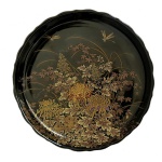 Belíssimo prato japonês em porcelana com fundo negro e decoração em ouro - Elegante prato decorativo em porcelana japonesa, com fundo negro e rica composição floral em ouro, destacando crisântemos e elementos naturais em delicado trabalho ornamental. Verso com marca Nagoya Shokai 19 cm