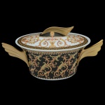 PAUL WUNDERLICH (German 1927-2010) For VERSACE. Modelo Barroco. Manufatura by Rosenthal  Sopeira de formato oblongo em porcelana alemã. Pega lateral na forma de asas. Peça assinada. No verso marca da manufatura. 17 x 30 x 15 cm.