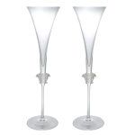ROSENTHAL Design da MAISON VERSACE. Modelo Medusa Lumiére Par de flutes para Champagne em cristal transparente com motivo de cabeça de Medusa em alto relevo. Peças assinadas. 30 x 8 cm.
