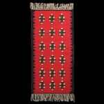 Tapeçaria Yugoslava, Década de 70. Tapeçaria plana e artesanal. Apresenta fundo vermelho com padrões geométricos em verde, preto e branco. Técnicas similares de tapeçaria são comuns em diversas culturas, inclusive artes nativas. Extremamente decorativo e artístico. Peça sem uso. 96 x 48 cm.