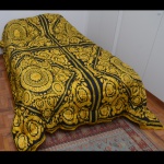 PAUL WUNDERLICH (German 1927-2010) For VERSACE. Modelo Barroco - Edredom de plumas de ganso revesta de seda e veludo, by Maison Versace.  Tamanho super king medindo ....