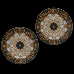 PAUL WUNDERLICH (German 1927-2010) For VERSACE. Modelo Barroco. Manufatura by Rosenthal  Par de sousplat de formato circular em porcelana alemã. Marca da manufatura no verso da peça.31 cm.