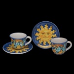 DOLCE & CABBANA - Par de xícaras com seus pires em cerâmica artesanal italiano e decorativa com motivos solares vibrantes. 7 x 11 cm / 15 cm (pires).