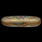 Limoges, França - Porta pílula em porcelana francesa da manufatura de Limoges.  Formato oblongo decorado com padrões florais e dourado. Marca da manufatura no verso.  2 x 7 x 3 cm
