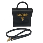 MOSCHINO - Bolsa da grife italiana em couro preto. Apresenta design clássico com alça de mão estruturada e uma alça longa removível para uso transversal ou no ombro. Estrutura rígida com fecho frontal e logotipo metálico dourado com o símbolo da marca. em destaque. 77 cm (MT com alça). 30 x 20 x 7 cm.
