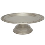 GIANNI VERSACE - Centro de mesa ou suporte para bolos e doces em silver plate Apresenta o característico padrão Greek Key (chave grega) em sua borda.11 x 32 cm.