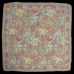 FENDI - Lenço de seda (foulard) da renomada marca FENDI. Apresenta padrão floral denso e detalhado em tons terrosos, como laranja, amarelo e bege com folhagens verde.o design apresenta uma borda decorativa que enquadra o arranjo central de flores. 82 x 80 cm.