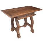 Séc. XIX - Mesa rústica com tampo retangular saliente, bordado por canelado. Caixa retangular, apresentado gavetão almofadado à frente apoiado em frisos superpostos e proeminentes. Base em lira com pernas largas recortadas em S e reunidas por travessão reto. 78 x 110 x 82 cm. Sinais de uso e do tempo.