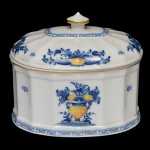 Caixa para chá em cerâmica portuguesa, da manufatura Vista Alegre. Apresenta decoração em azul com laranja. 12 x 15 x 12 cm.