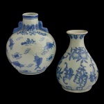 Conjunto de 2 vasos em porcelana chinesa. Marcas da manufatura no verso. 20 x 17 cm e  20 x 13 cm