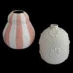 Lote constando de 2 pequenos vasos em cerâmica, sendo: A) Vaso em cerâmica de cor branco. Zara Home. 15 x 11 cm. B) Vaso em cerâmica policromada, com detalhes em rosa. Manufatura Anna Antônia. 15 x 12 cm.