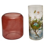 Lote constando de 2 vasos de modelos diferenciados, sendo: A) Vaso de vidro na cor rubi. 16 x 15 cm. B)  Vaso longilíneo pintado com pássaros. 23 x 10 cm.