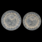 YEDOO U & CO. SARRAGUEMINES - Conjunto de 2 pratos em louça inglesa. com decoração em azul e branco. 20 cm. Apresenta bicados e fios de cabelo. No estado.