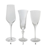 Conjunto de 12 taças de modelos diferenciados, sendo: 4 flutes lisos (20 cm) e 2 leve taças (20 cm) e 4 taças (24 cm).