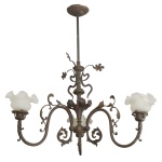 Lustre para 3 velas em bronze patinado. Coluna central ornamentada por galhos floridos e volutas. Braços laterais recurvos, acompanhando o estilo, rematados por tulipas bojudas com bordas reviradas e onduladas. Haste superior reta rematada por canopla circular.