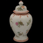 Potiche em porcelana chinesa branca, de formato balaústre, ornada em policromia de esmaltes. Apresenta decoração com pequenas frutas e flores. Bordas estilizadas em tons de rouge de fer. Bojo abaulado, encimado por gargalo curto. Tampa abobadada com borda saliente e pega em ponteira. Base circular esparramada. 32 x 17 cm.